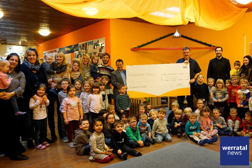 EEW-Kraftwerker spenden für Heringer Kindergarten EEW-Kraftwerker spenden für Heringer Kindergarten
